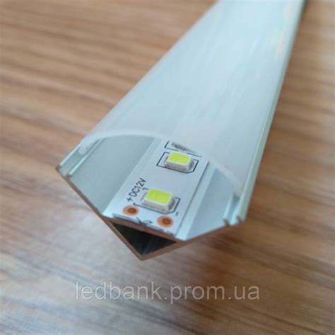Короб угловой для светодиодной ленты с рассеивателем - 85 фото