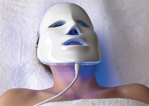 EVERYONE IS OBSESSED WITH LED LIGHT FACIALS, HERE’S WHY!