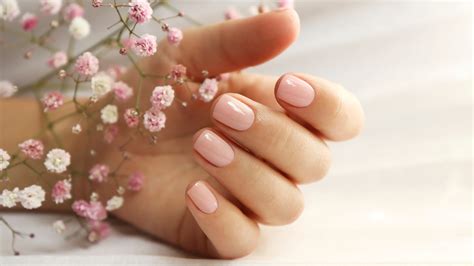 Tendencias de uñas cortas que veremos esta primavera 2024 | Glamour