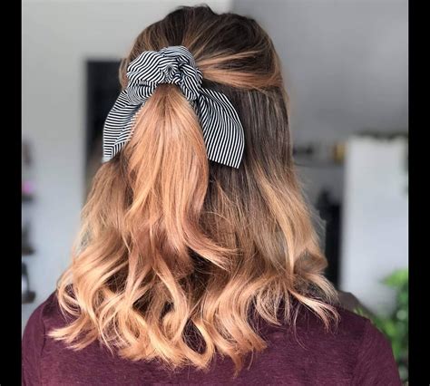 foto penteado meio preso meio solto  scrunchie purepeople