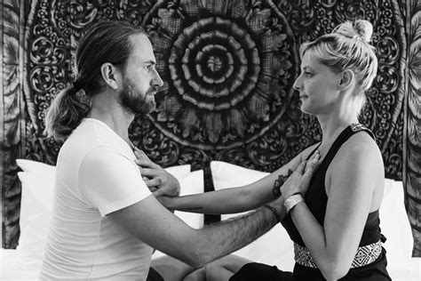 MASSAGE LINGAM — Rubina Luna | Souveraine et créatrice