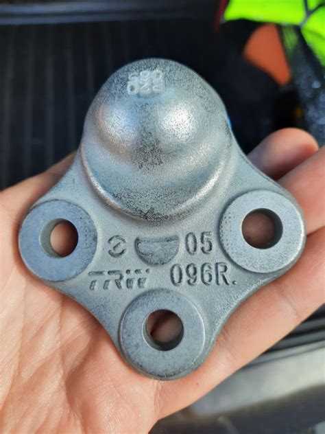 Замена правой шаровой опоры — Renault Megane III, 2 л, 2013 года ...