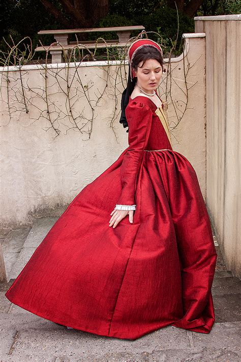 womens tudor costume 2