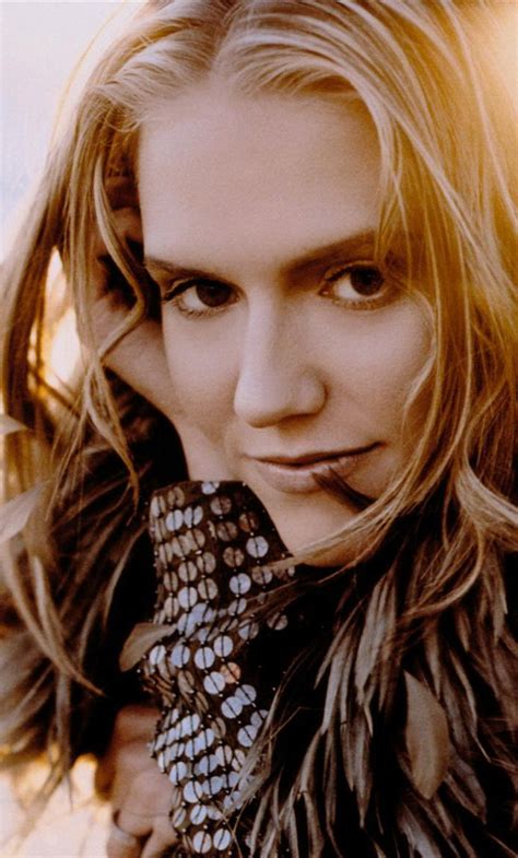 1280x2120 Dominique Swain portrait wallpapers iPhone 6 plus Wallpaper