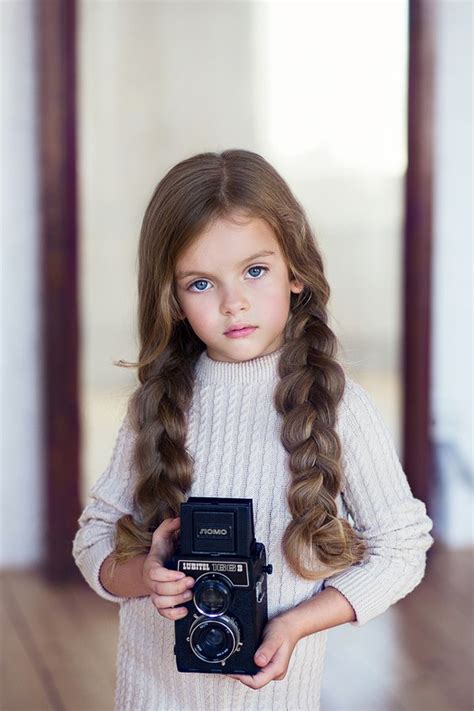 Фото Маленькая девочка с фотоаппаратом