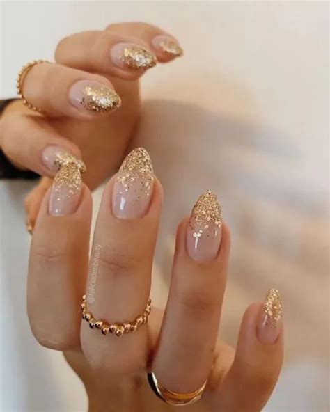 Mani d'oro, scopri le più belle nail art per unghie dorate alla moda