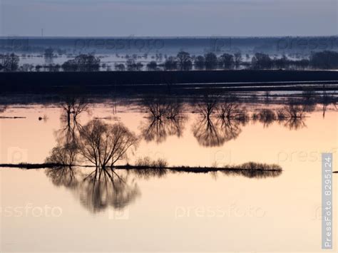 Фотография на тему Высота воды реки на восходе солнца. Вид сверху на ...
