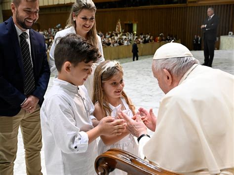 People must choose: Help grow garden of life or desert of death, pope
