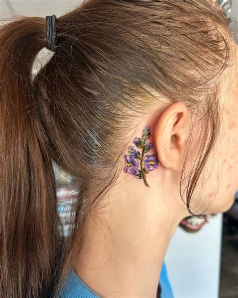Tatuagem De Flor Atras Da Orelha - Tatuagem feminina atrás da orelha: artes cheias de personalidade que ...