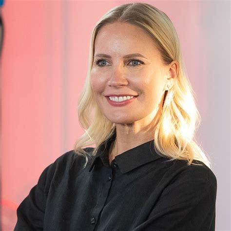elena letucaia vypustila pervuiu seriiu svoego youtube sou vokrug tv