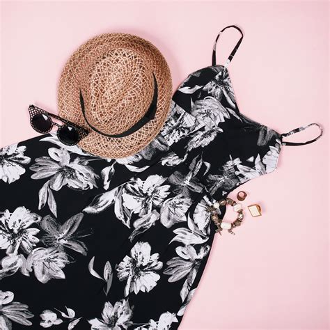 Ohsofickle: Ad: HollyHoque