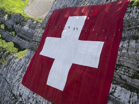 swiss flag dimensions