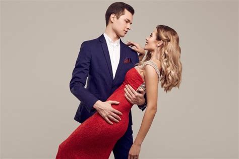Чувственная красивая молодая пара, одетая в формальную одежду | Премиум ...
