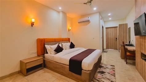 Deluxe Room with Balcony | Hotel Pines & Peaks