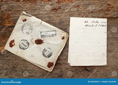 Envelope De Carta Antigo - Envelope Antigo E Carta Sobre Um Fundo Original De Madeira Dos Anos ...