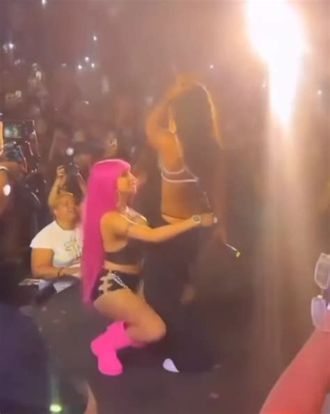 El beso de Yailin La Más Viral con Tokischa que enloqueció a sus fans