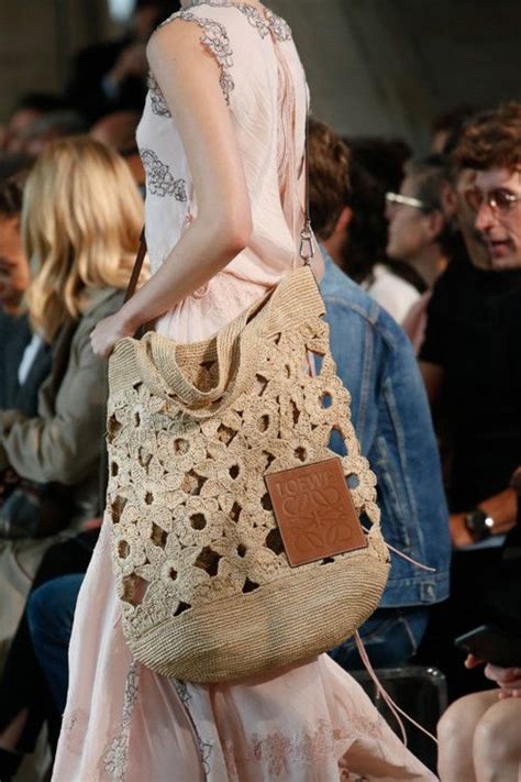 Сумки, взуття та аксесуари на показі Loewe весна-літо 2019 | Vogue ...