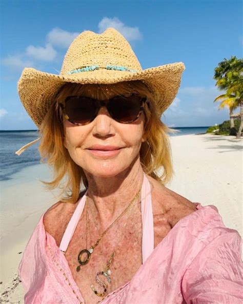 Sue Vanner: Το 71χρονο κορίτσι του James Bond παίρνει διαζύγιο τρία