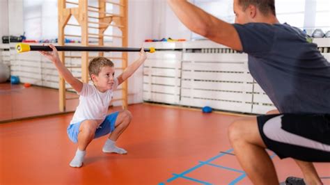 Agachamento com barra de treinamento de força e exercícios para ...
