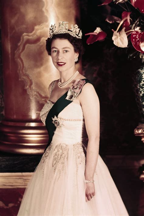 young queen elizabeth ii dresses Buckingham palace relives the queen's