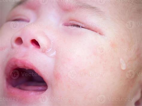 newborn baby girl crying 12603157 Stock Photo at Vecteezy