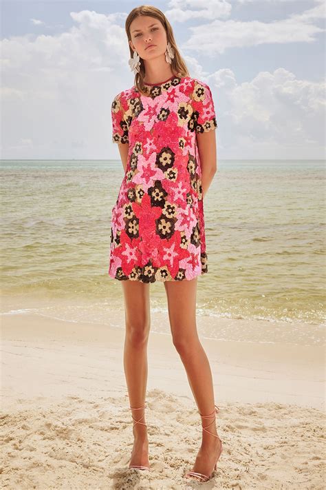 Outfit para ir a la playa con vestidos y sandalias para verano 2023 | Vogue