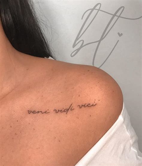 Tatuagem Minimalista No Ombro - Tatuagem de frases no ombro: 50 opções inspiradoras | Tatuagens frases ...
