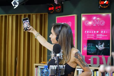 Malena La Pugliese disegna il pene perfetto. Il video | Radio Deejay