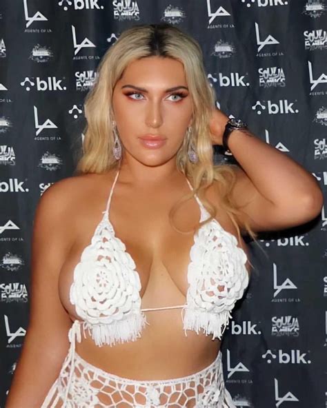 Jeane Marie en top de crochet blanco - ColorMusic