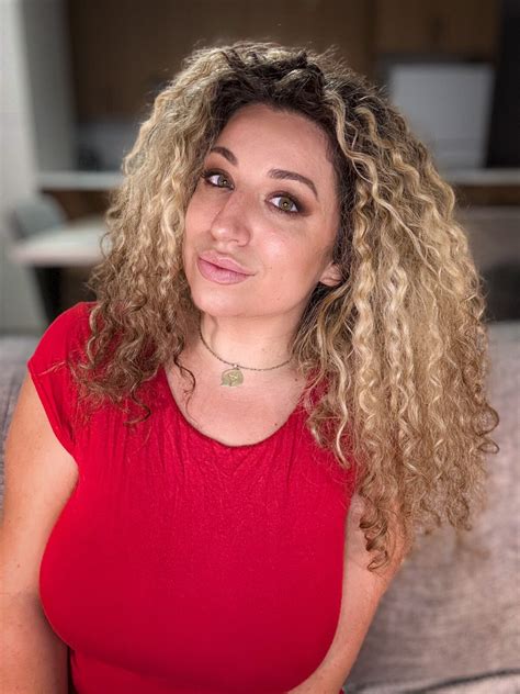 Discover Trending Posts by Top Webcam Models | Myavlive