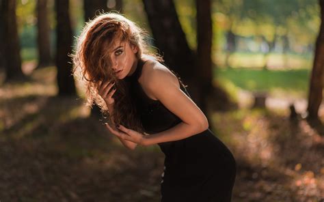 Tapety : slunečnímu záření, les, ženy venku, model, portrét, černé šaty ...