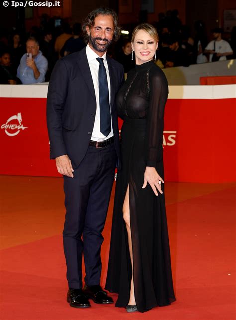 Anna Falchi sul red carpet col nuovo compagno e senza reggiseno: foto