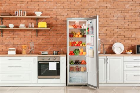 Открытый большой холодильник с продуктами в интерьере кухни | Премиум Фото