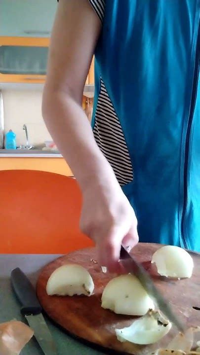 чистка и резка лука 1 рукой - YouTube