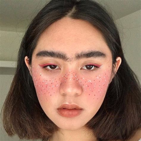 Новый бьюти-тренд в Instagram: движение "Монобровь" набирает обороты ...
