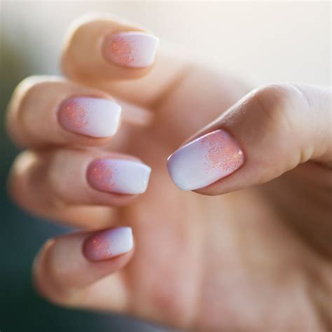 Mleczne paznokcie z brokatem, czyli najmodniejszy wariant Princess Nails