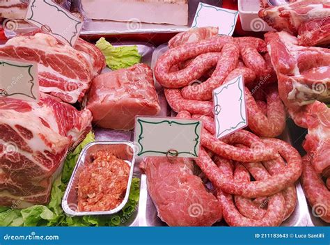 Mostrador De Una Carnicería Con Varios Tipos De Carne Expuestos Imagen ...
