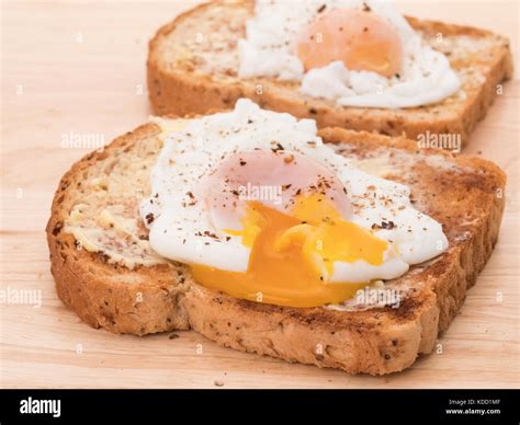 Poached eggs on toast hi-res stock photography and images - Alamy