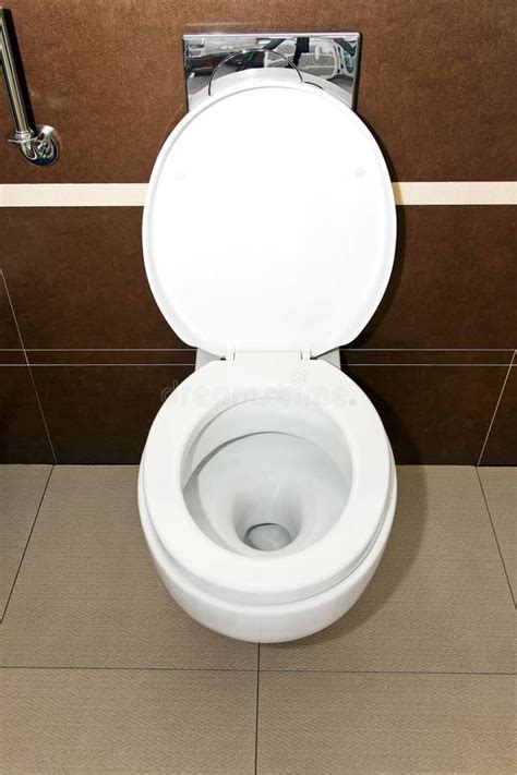 красный туалет стоковое изображение. изображение насчитывающей туалет ...