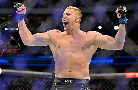 UFC 295: Sergei Pavlovich vs Tom Aspinall Odds, Picks & Predictions