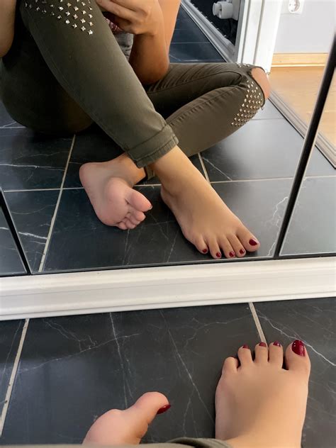 Yes! They are very ticklish🙂Do you want to see? 😉 : r/Tickle