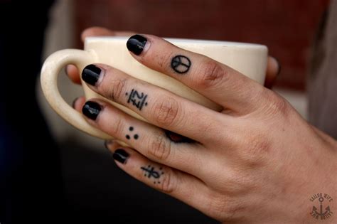 34 tatuajes en los dedos con significado para hombres y mujeres