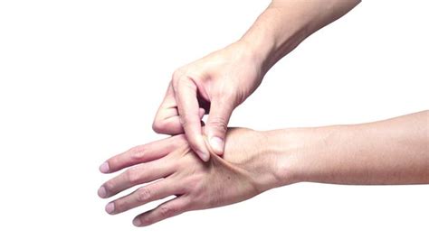 Doctor shares 'skin pinch' test that will tell if you're dehydrated in ...
