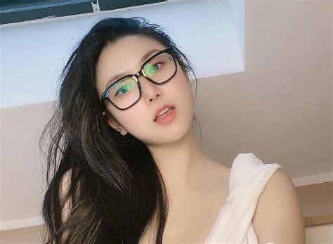 Модель из Сингапура: Qiaoniu-TT, биография, фото, чем известна