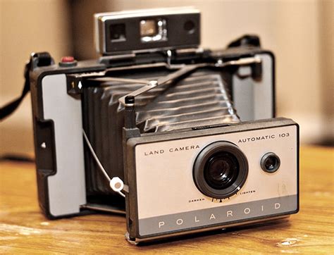 Фото Старый фотоаппарат Polaroid Land Camera с выдвижным объективом ...