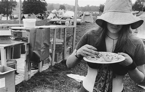 Rare Woodstock Pics Show What 60’s Were REALLY Like