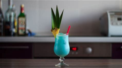 Коктейль Голубые Гавайи/Blue Hawaii cocktail - YouTube