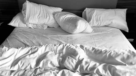 Experts Reveal: The Hidden Dangers of Stepmoms Sharing Hotel Beds. - sdd4y7r