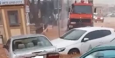 Крит е под вода. Колите плуват по улиците