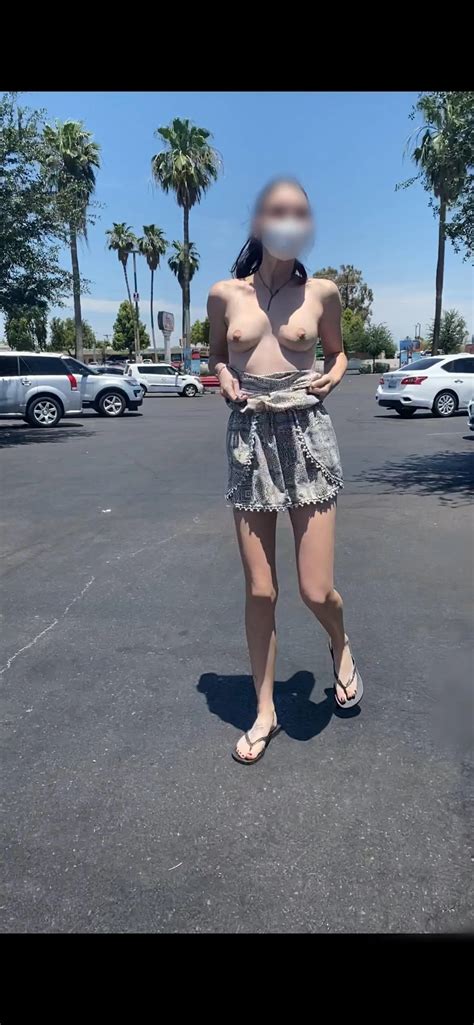 Showing off her perfect titties in public 😍 | Scrolller